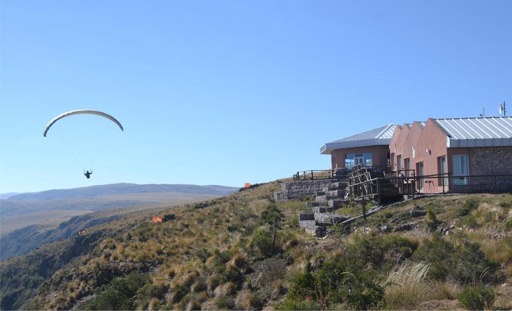 Hosteria Polo Giménez y un parapente en las cumbres del Ancasti Pag 3