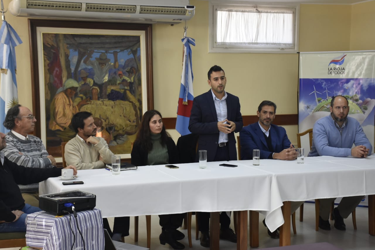 rosales junto a su equipo y Azulay secretario de la Rioja
